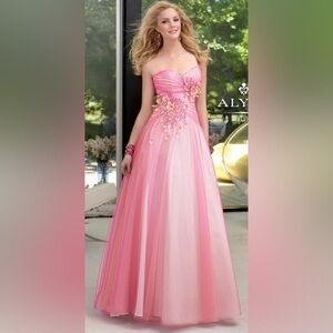 NWT Alycia Paris Wild Rose Dress. Size 6